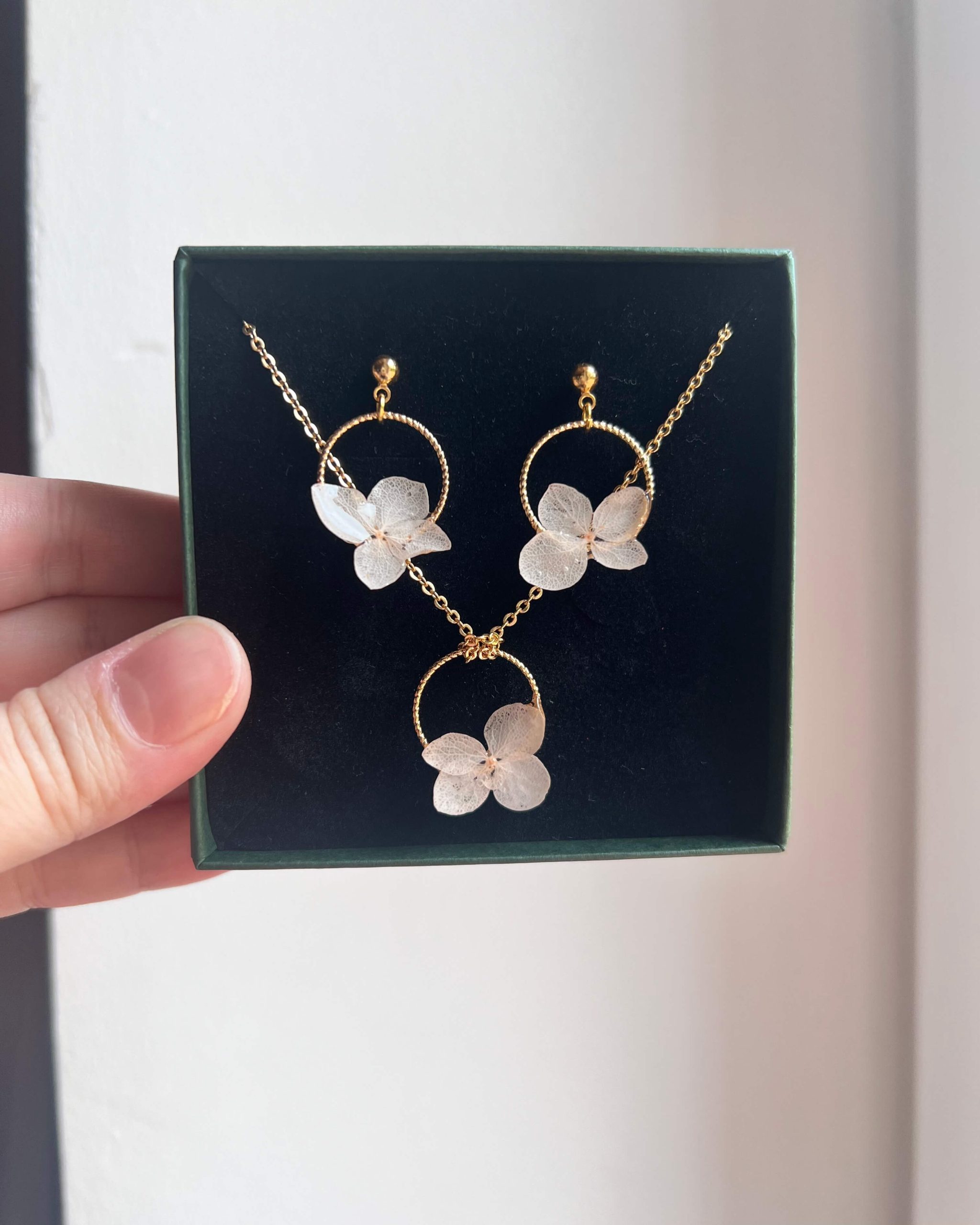 Coffret Prestige - Boucles d'oreilles Solange + Collier Huguette
